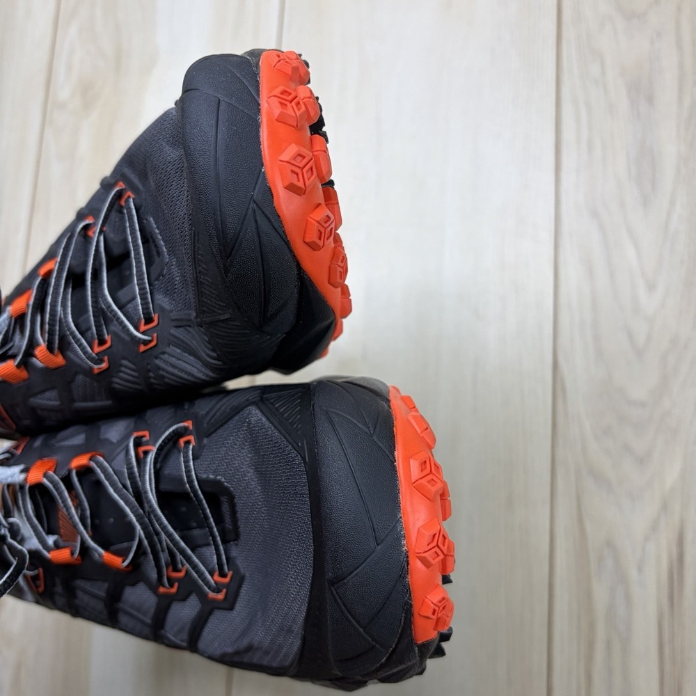 La Sportiva® Men's 10 M AKYRA II Gore-Tex Hiking Shoe in Carbon/Cherry Tomato - Picture 7 of 12